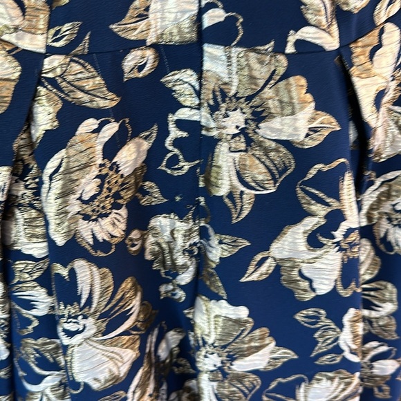 Badgley Mischka
Floral Jacquard Gown size 8 - Picture 15 of 16